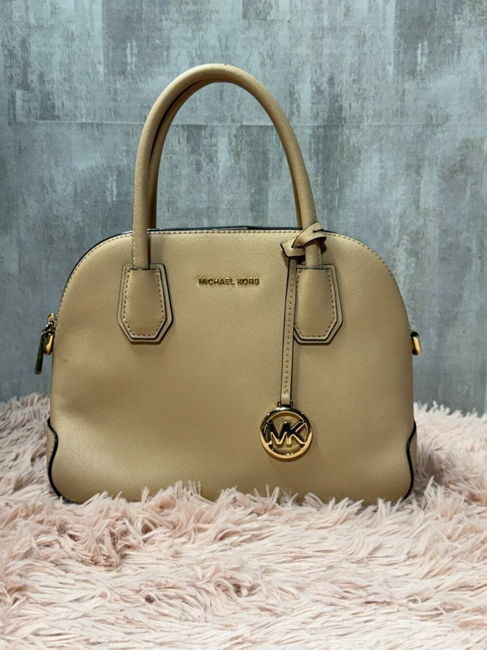 Great Preloved Condition Michael Kors Cindy Large Dome Satchel - Beige - Picture 5 of 13